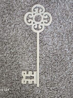 Source Unknown Cream Ornamental Wall Key Hook